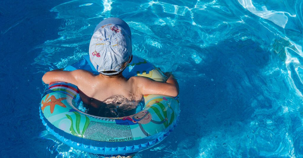 Un enfant avec une bouée dans l'eau