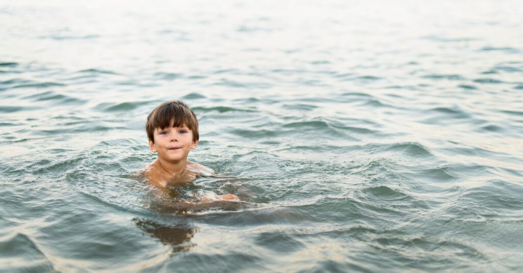 Baignade enfant : un petit garçon qui se baigne dans la mer
