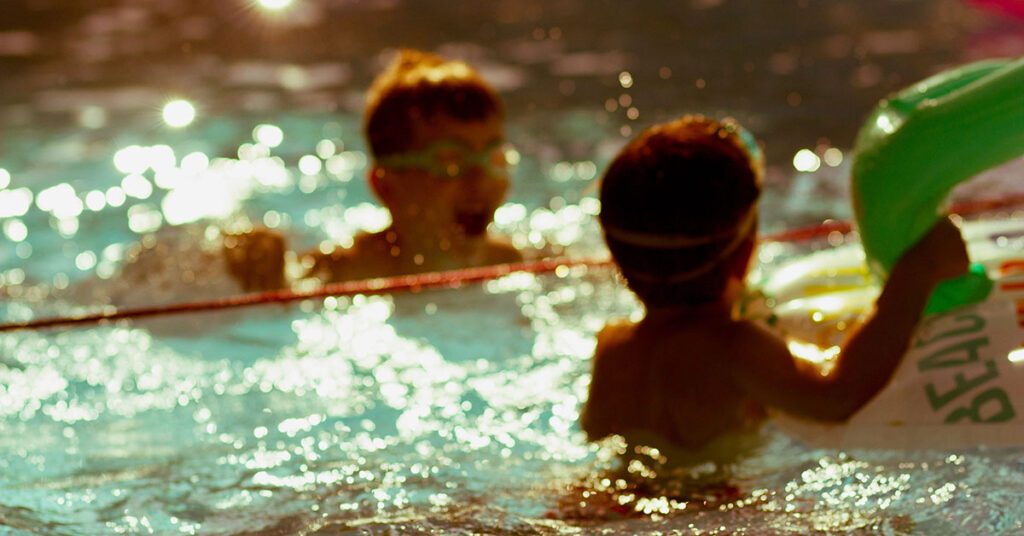 Deux enfants en plein cours de natation scolaire