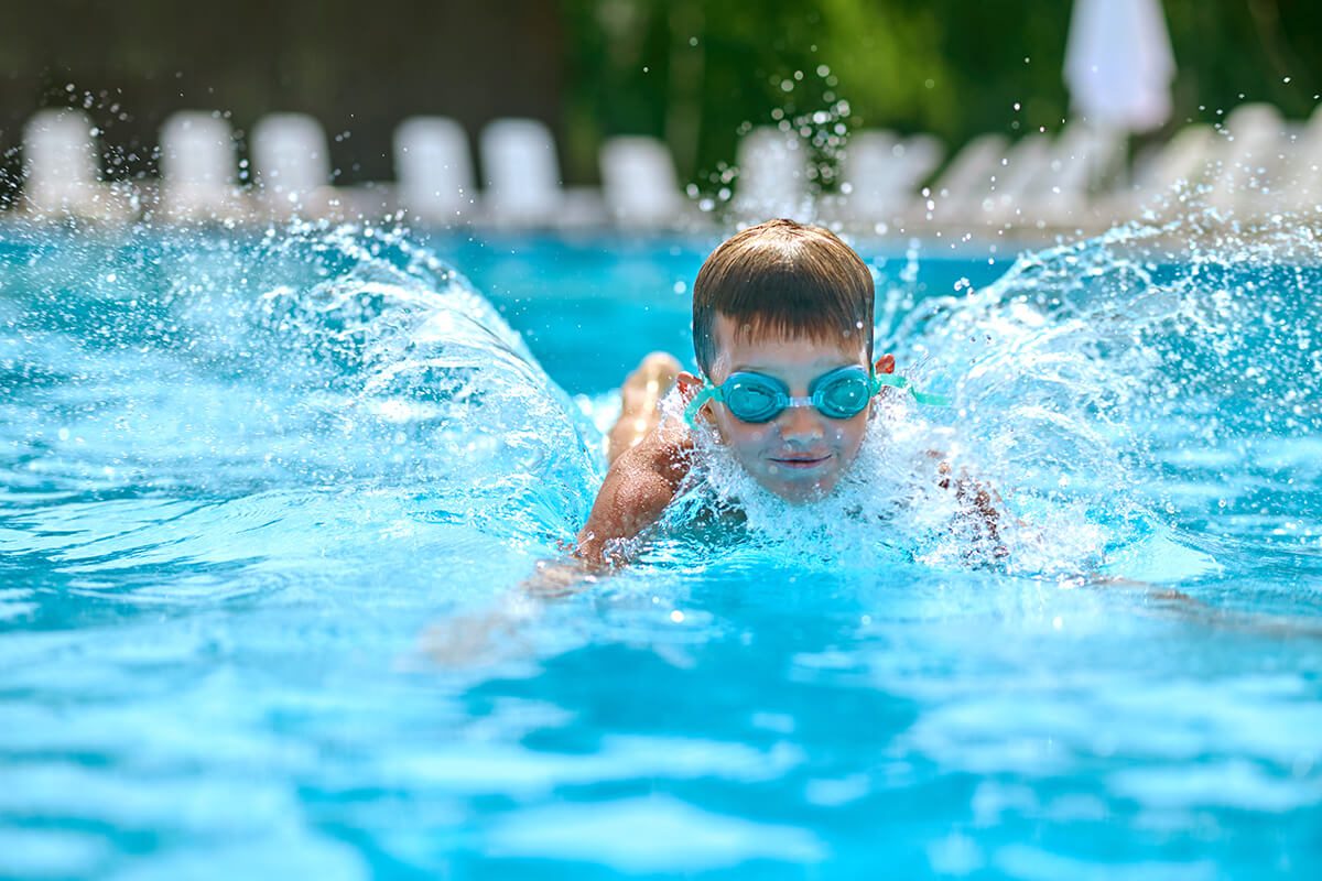 Un enfant qui nage dans une piscine