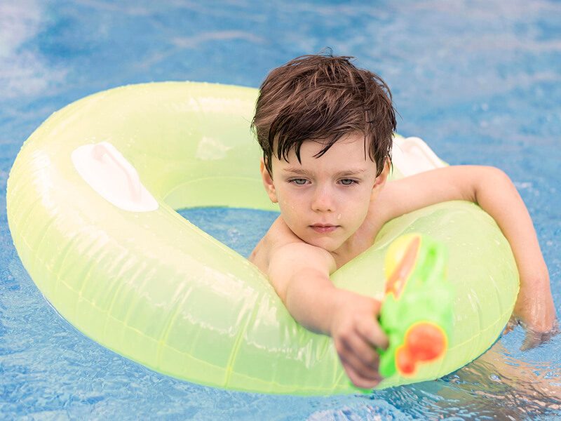Un petit garçon qui se baigne dans une piscine avec une bouée