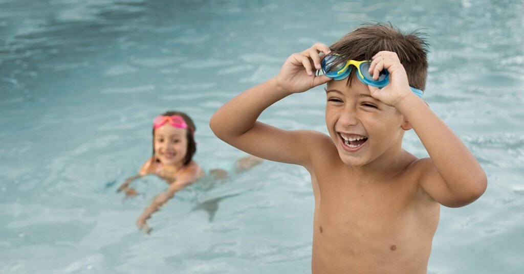 Jeux a faire dans une piscine : deux enfants qui s'amusent dans une piscine