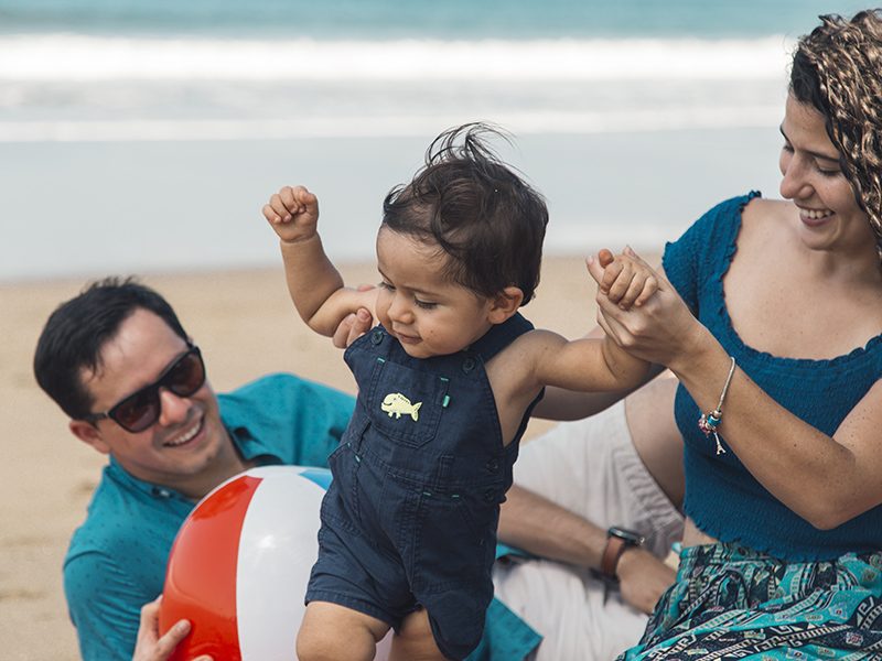 Un bébé à la plage avec ses parents