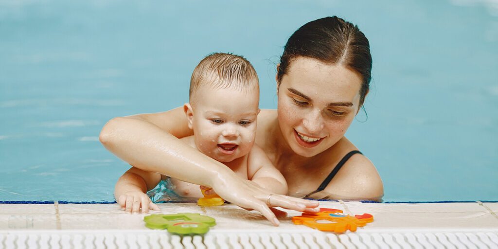 Une maman et son enfant lors d'une séance bébé nageur