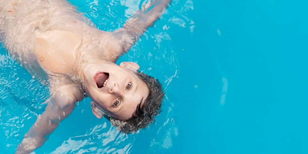 Un enfant qui se baigne dans une piscine