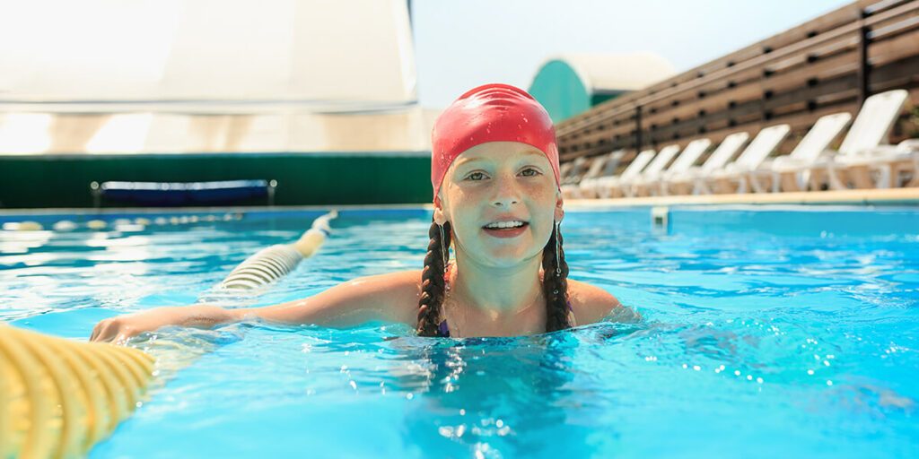 Une enfant qui se baigne en toute sécurité dans une piscine