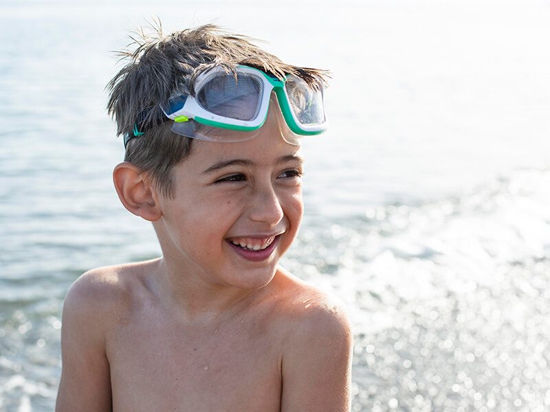Un enfant avec son masque de snorkeling sur le front