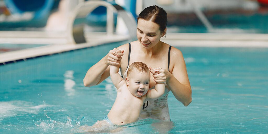 Une maman et son bébé à la piscine