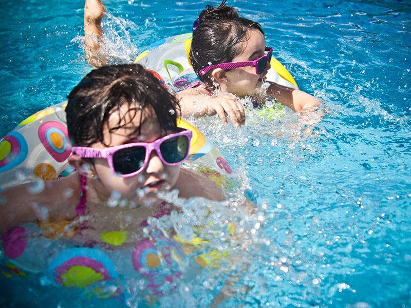 Deux enfants dans une piscine