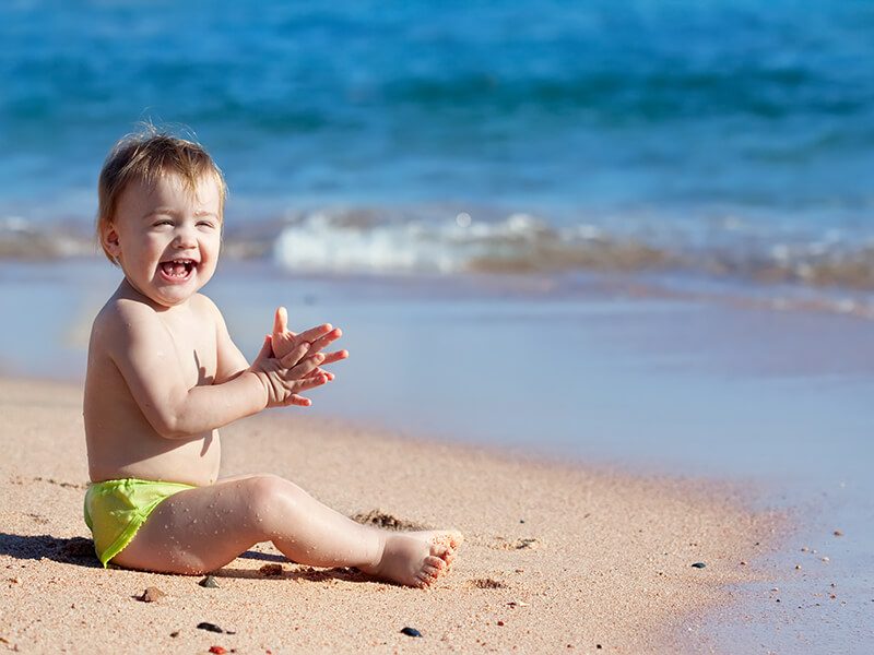 Un bébé qui joue sur le sable sur la plage