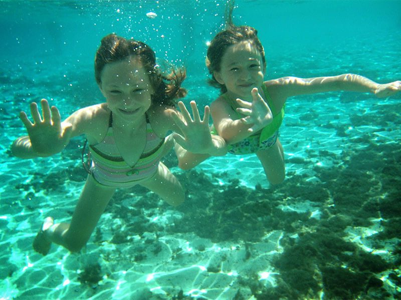 Deux enfants sous l'eau dans la mer