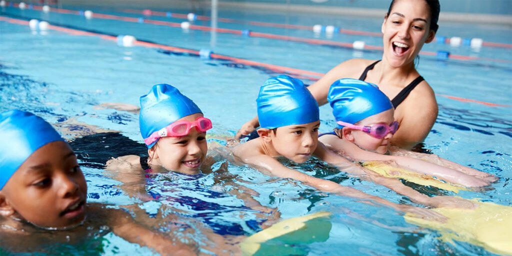 Peur de la piscine avec l'école : des enfants en cours de natation scolaire