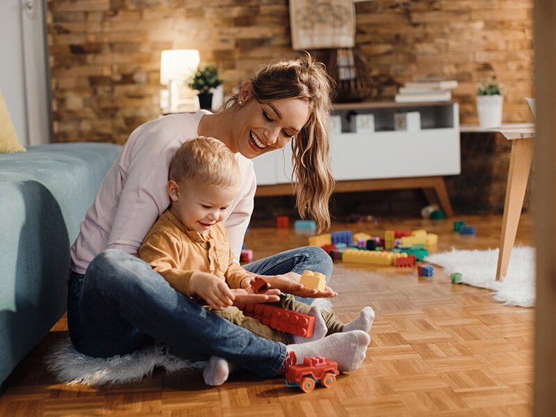 Une maman et son bébé qui joue à la maison