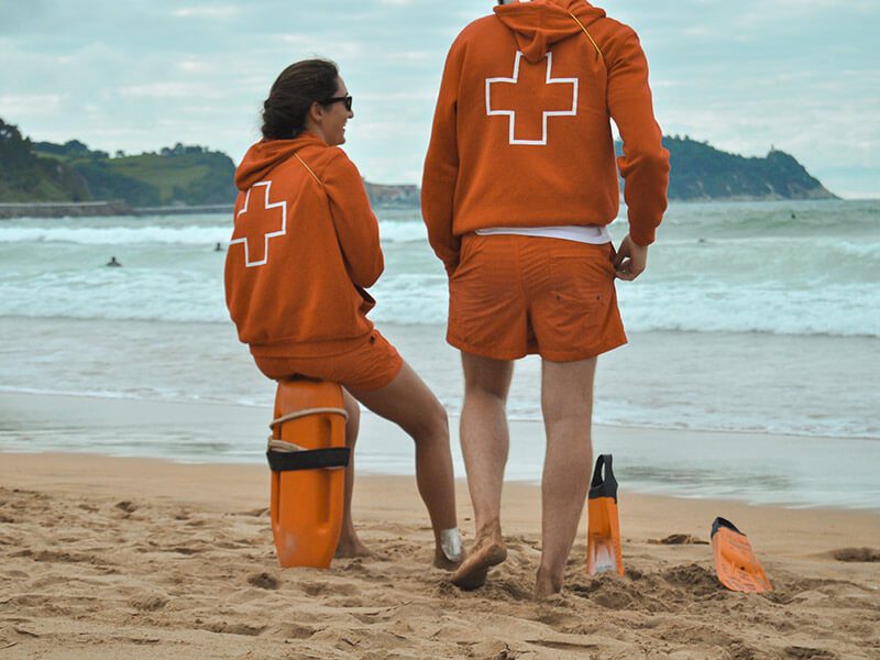 Deux surveillants de baignade à la plage