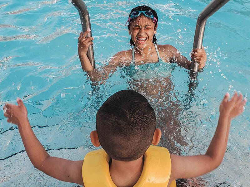 Deux enfants qui s'amusent dans une piscine