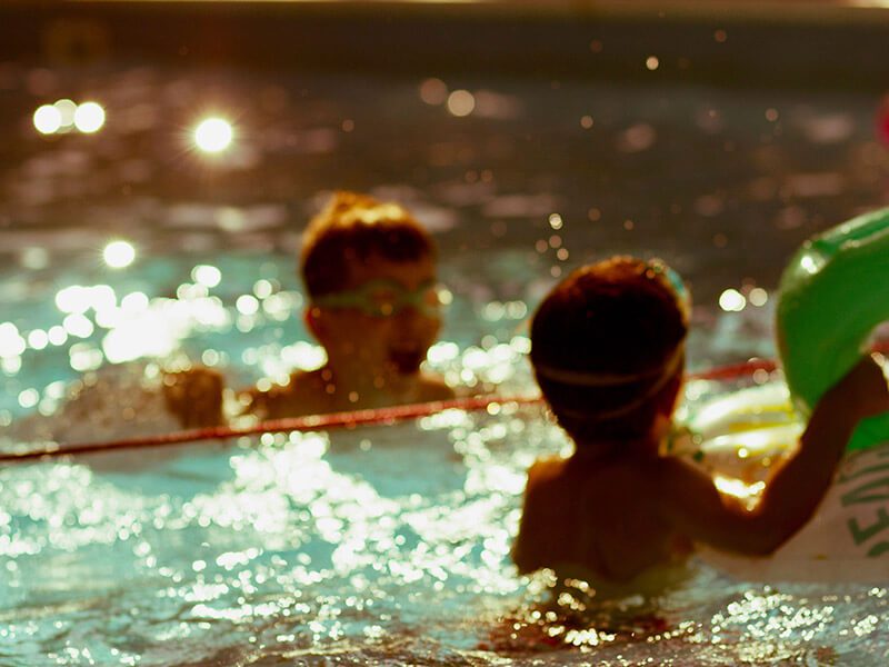 Deux enfants qui s'amusent dans une piscine pendant leurs cours de natation