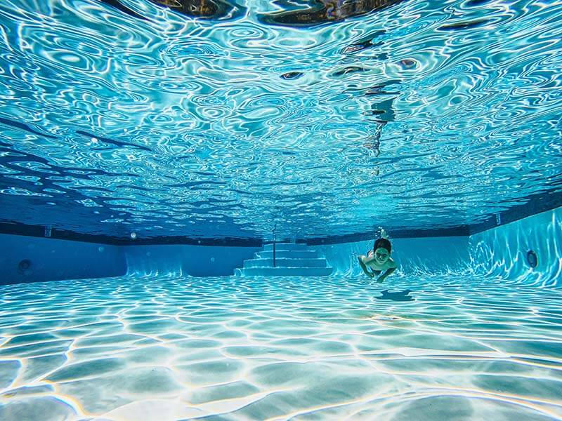 Un enfant qui nage sous l'eau