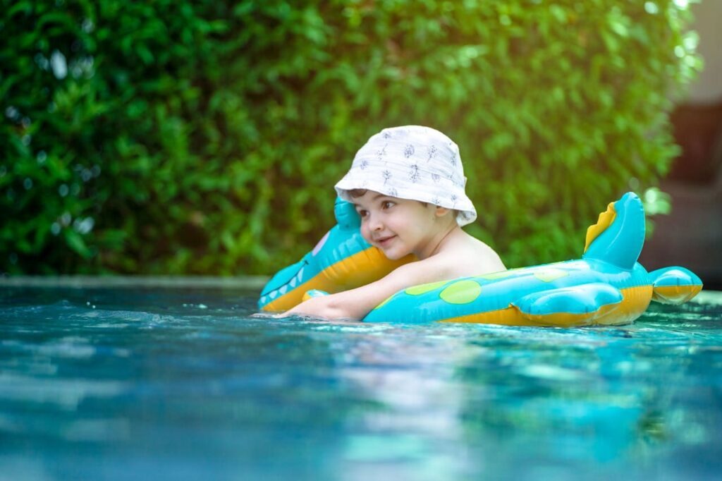 Brassard ou bouée pour bébé : un enfant entouré d'une bouée dans une piscine