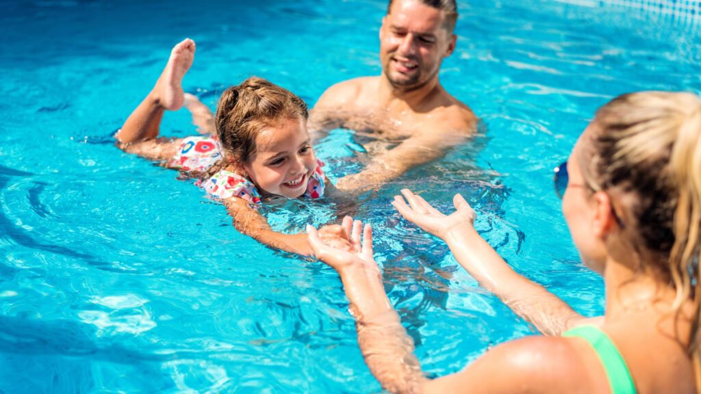 Comment apprendre le crawl : des parents apprennent à leur enfant à nager