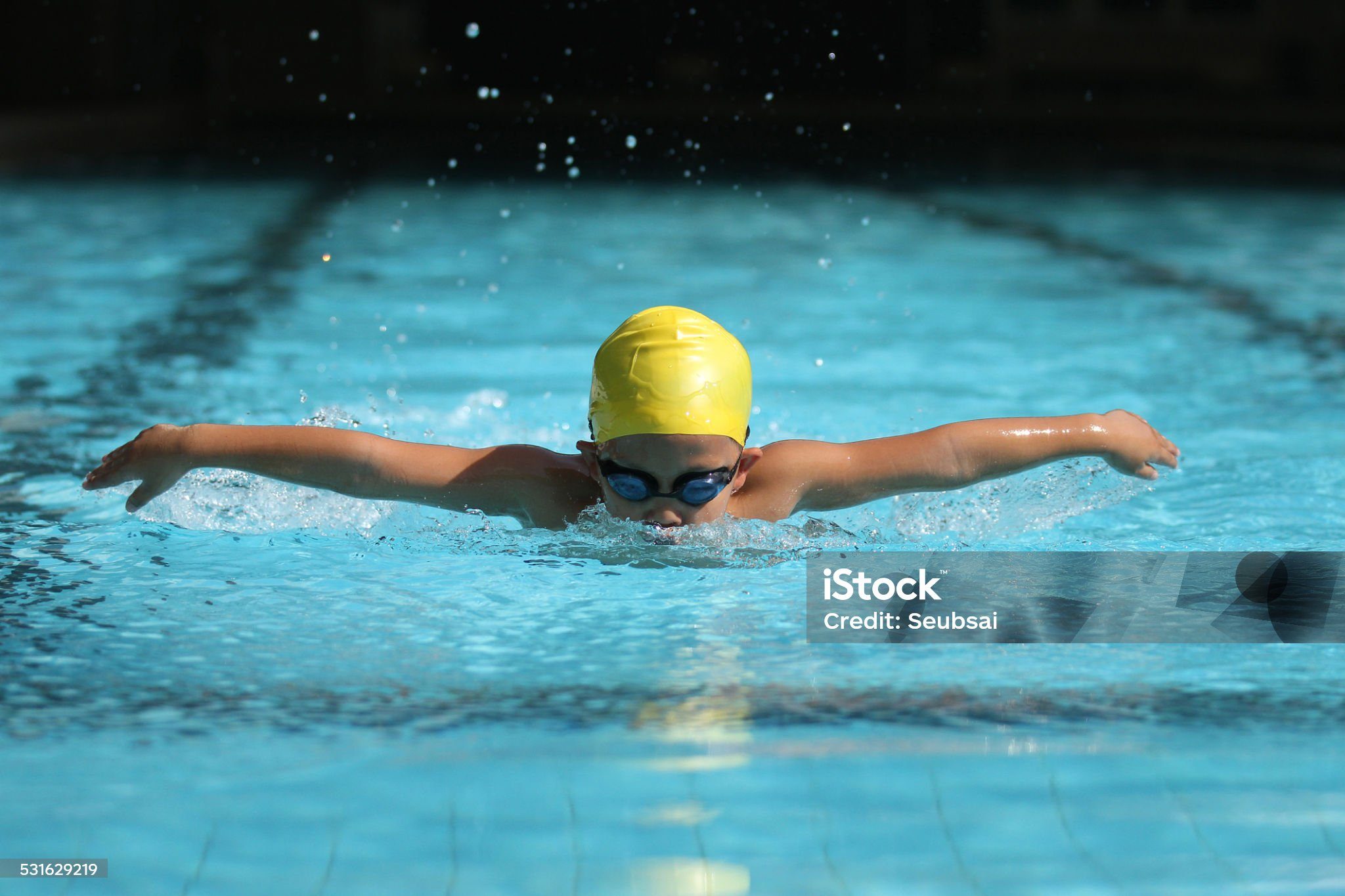 apprendre la brasse : bonnet jaune